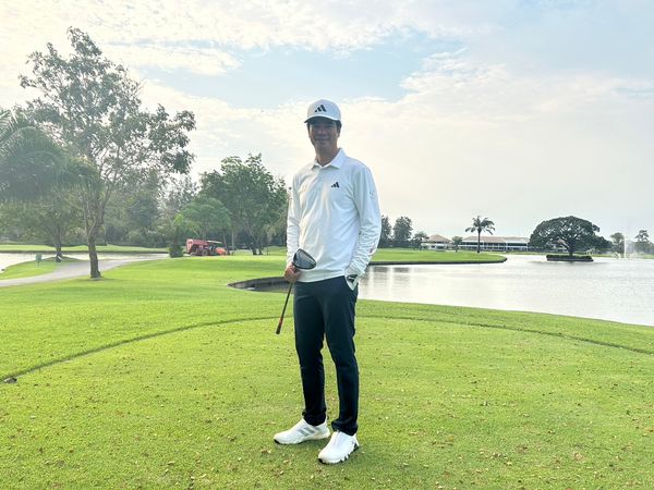 The Royal Golf amp Country Club nbsp 1 คน กำลังตีกอล์ฟ และ สนามกอล์ฟ