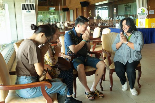 สนามกอล์ฟวินด์เซอร์ปาร์คฯ Windsor Park amp Golf Club nbsp 3 คน และ ผู้คนกำลังยิ้ม