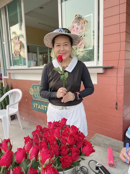 Green Valley Country Club Bangkok สนามกอล์ฟกรีนวัลเล่ คันทรีคลับ บางนา nbsp 2 people hat and flower