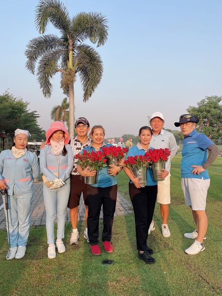 Green Valley Country Club Bangkok สนามกอล์ฟกรีนวัลเล่ คันทรีคลับ บางนา nbsp 6 people people golfing and golf course