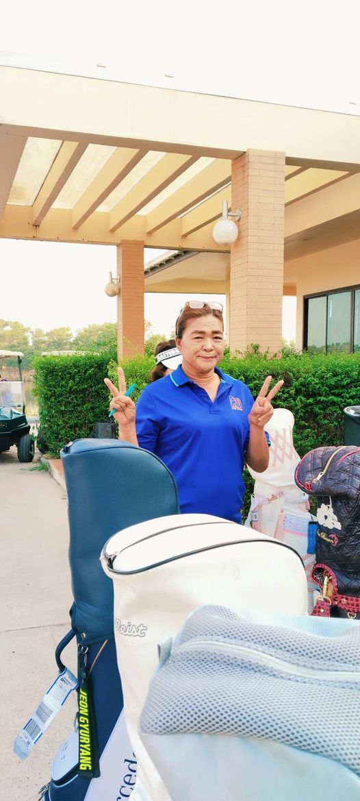 สนามกอล์ฟ 331 Golf Club nbsp 1 คน กำลังตีกอล์ฟ เตารีดผ้า และ รถกอล์ฟ