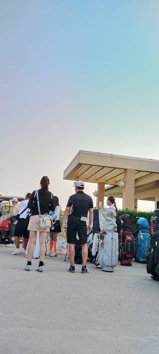 สนามกอล์ฟ 331 Golf Club nbsp 6 คน และ ผู้คนกำลังบาสเกตบอล