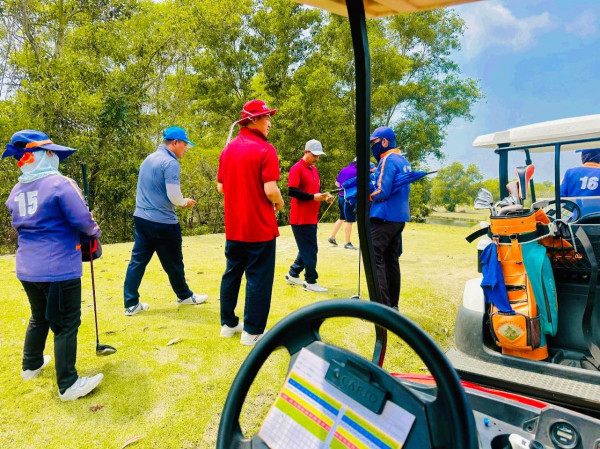 สนามกอล์ฟ 331 Golf Club nbsp 5 people people golfing golf cart golf course and text