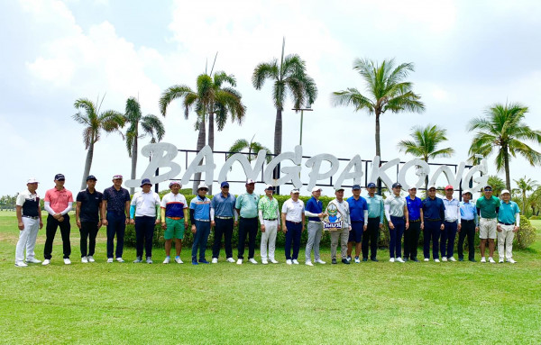 Bangpakong Riverside Country Club nbsp 17 people people golfing golf course and grass