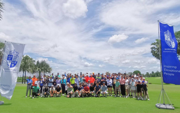 Suwan Golf amp Country Club nbsp 1 คน กำลังตีกอล์ฟ สนามกอล์ฟ และ ข้อความพูดว่า SHENSBURY SHRNS BURY ANAHBIVERSIDE SHENSBURY ANGA0L21 SHREWSB SHREWSE BANGKOK RIM BANGKOK Irspiring ceptioal Inspiring Exceptiona People