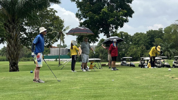 The Royal Golf amp Country Club nbsp 5 คน ผู้คนกำลังตีกอล์ฟ รถกอล์ฟ และ สนามกอล์ฟ