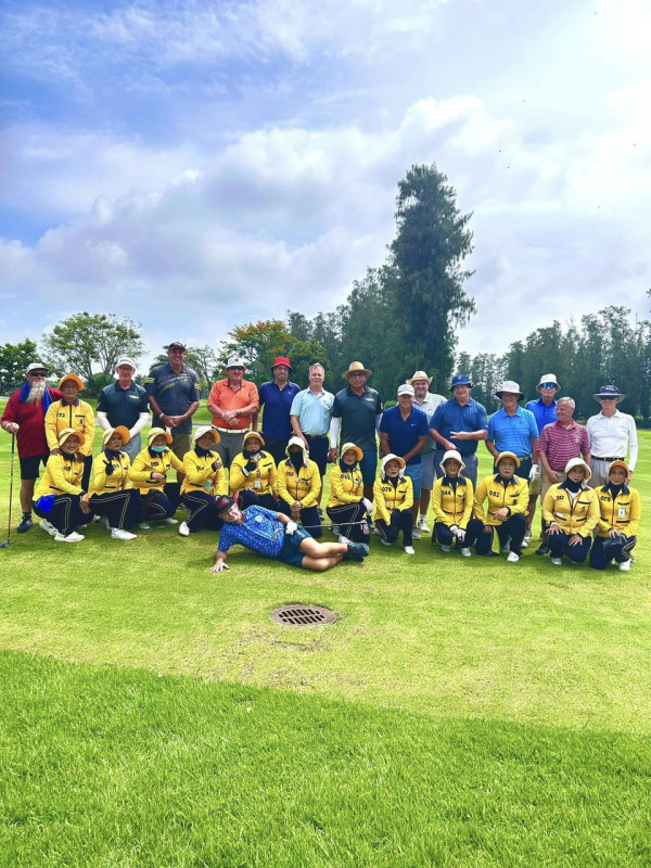 The Royal Golf amp Country Club nbsp 8 คน ผู้คนกำลังตีกอล์ฟ สนามกอล์ฟ และ ข้อความ
