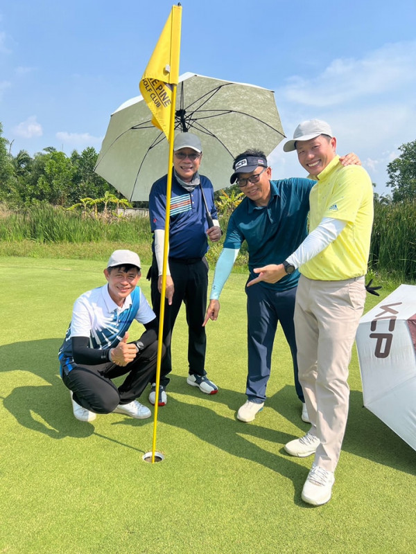 The Pine Golf Club nbsp 3 คน ผู้คนกำลังตีกอล์ฟ สนามกอล์ฟ และ ข้อความพูดว่า OLF CLUB EPINE OEPIANG PINE LUB TAX ซี D