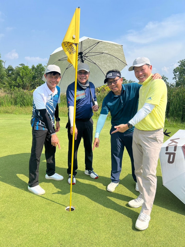 The Pine Golf Club nbsp 3 คน ผู้คนกำลังตีกอล์ฟ สนามกอล์ฟ และ ข้อความพูดว่า OEPINE OLE FCLUB CLUB PINE AV ปิ D