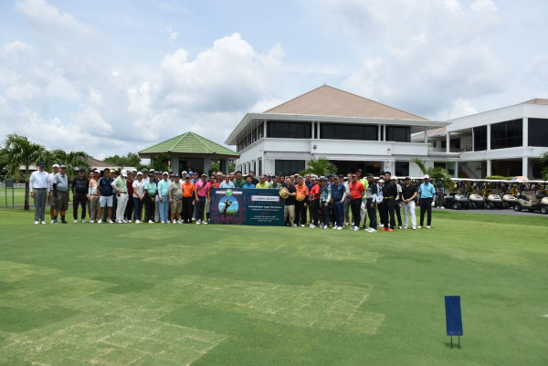 The Royal Golf amp Country Club nbsp 6 คน ผู้คนกำลังตีกอล์ฟ รถกอล์ฟ สนามกอล์ฟ และ ข้อความ