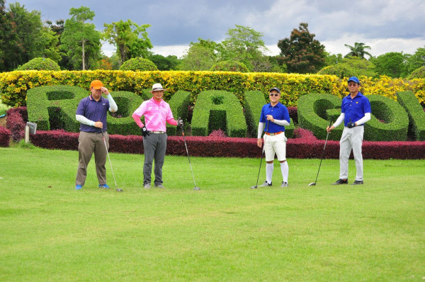The Royal Golf amp Country Club nbsp 4 คน ผู้คนกำลังตีกอล์ฟ สนามกอล์ฟ และ ข้อความ