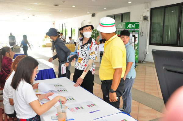 The Royal Golf amp Country Club nbsp 8 คน ผู้คนกำลังอ่านหนังสือ และ ข้อความ