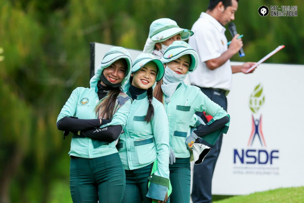 The Vintage Club nbsp 4 คน ผู้คนกำลังตีกอล์ฟ และ ข้อความ