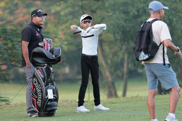 Alpinegolfresort Chiangmai 3 people people golfing golf course and text