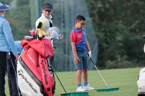 Alpinegolfresort Chiangmai 4 people people golfing golf course and text