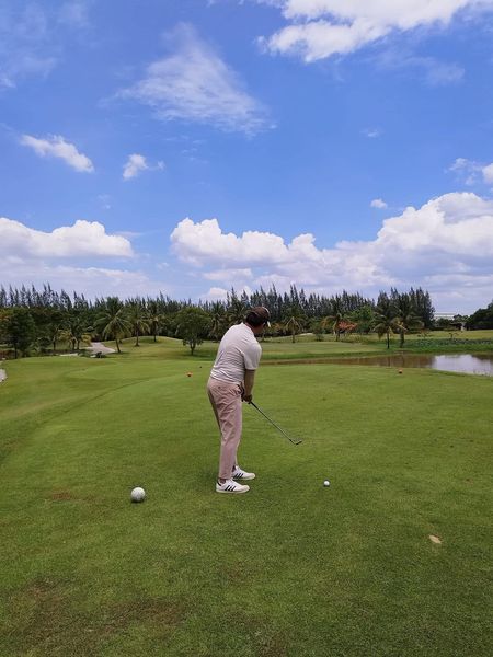 สนามกอล์ฟหริภุญชัย กอล์ฟคลับ 1 person golfing and golf course