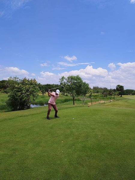 สนามกอล์ฟหริภุญชัย กอล์ฟคลับ 1 person golfing and golf course