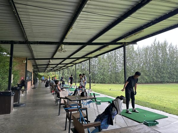 สนามกอล์ฟหริภุญชัย กอล์ฟคลับ 6 people people golfing and golf course