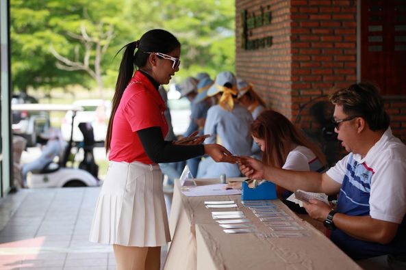 สนามกอล์ฟหริภุญชัย กอล์ฟคลับ 2 people and people golfing