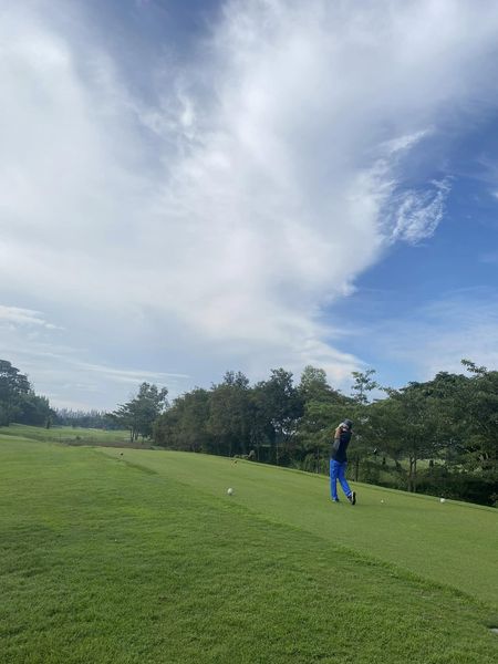 สนามกอล์ฟหริภุญชัย กอล์ฟคลับ 1 person golfing and golf course