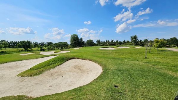 สนามกอล์ฟหริภุญชัย กอล์ฟคลับ golf golf cart grass and golf course