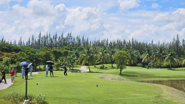 สนามกอล์ฟหริภุญชัย กอล์ฟคลับ 8 people people golfing golf cart and golf course