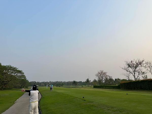 สนามกอล์ฟหริภุญชัย กอล์ฟคลับ 2 people people golfing and golf course