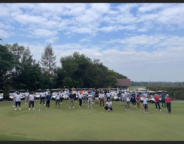 สนามกอล์ฟหริภุญชัย กอล์ฟคลับ 4 people people golfing and golf course