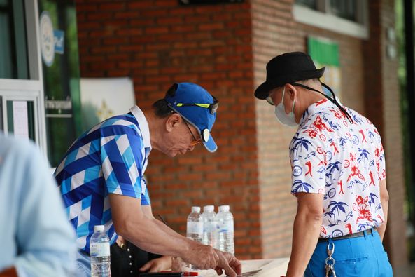สนามกอล์ฟหริภุญชัย กอล์ฟคลับ 3 people and bicycle