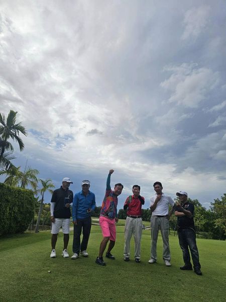 สนามกอล์ฟหริภุญชัย กอล์ฟคลับ 6 people people golfing and golf course