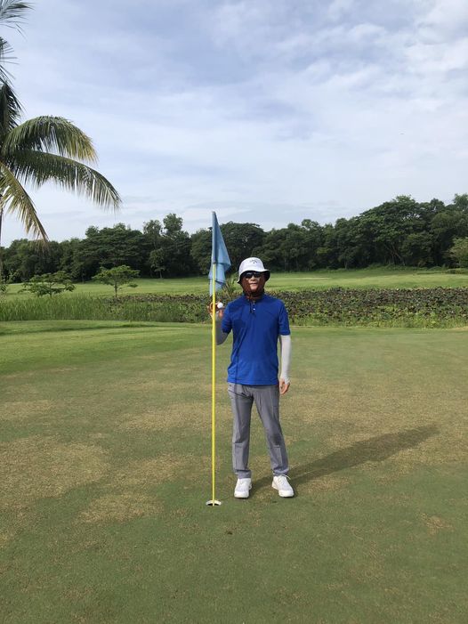 สนามกอล์ฟหริภุญชัย กอล์ฟคลับ 1 person golfing and golf course