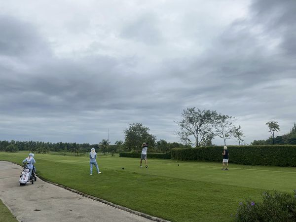 สนามกอล์ฟหริภุญชัย กอล์ฟคลับ 4 people people golfing and golf course