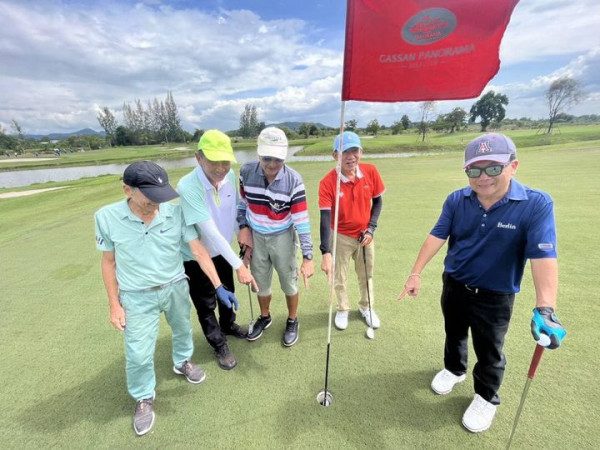 Gassan Panorama Golf Club 5 people people golfing golf course and text