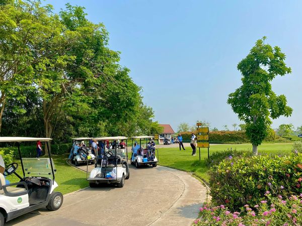 สนามกอล์ฟหริภุญชัย กอล์ฟคลับ 10 people people golfing golf cart and golf course