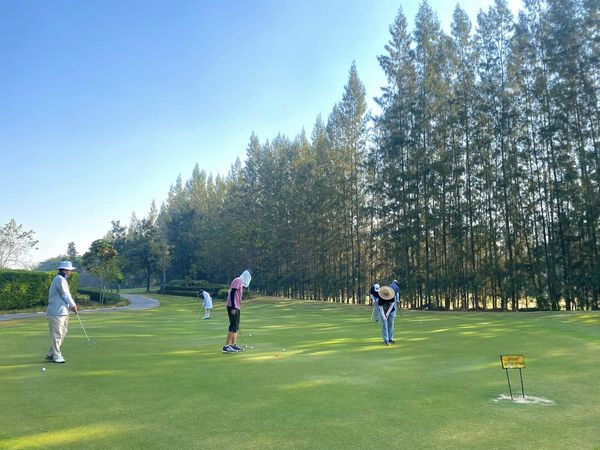 สนามกอล์ฟหริภุญชัย กอล์ฟคลับ 4 people people golfing golf cart and golf course