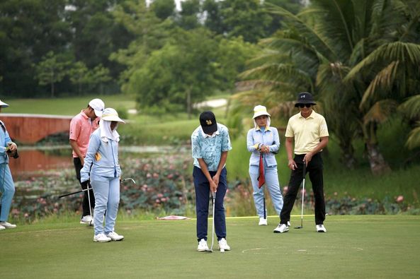 สนามกอล์ฟหริภุญชัย กอล์ฟคลับ 6 people people golfing and golf course