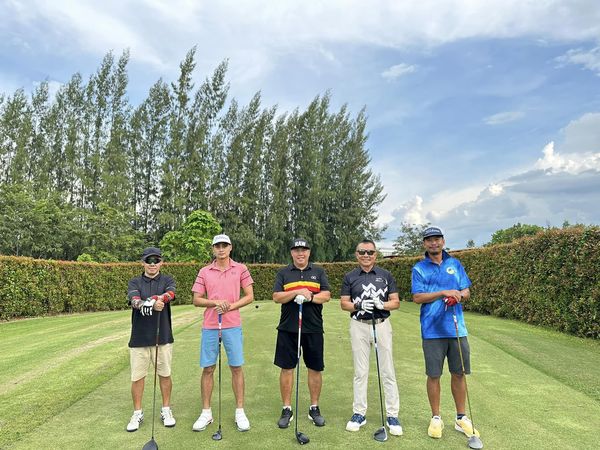 สนามกอล์ฟหริภุญชัย กอล์ฟคลับ 5 people people golfing and golf course
