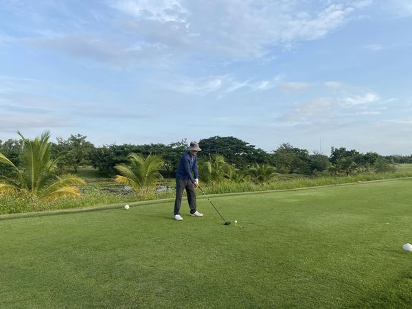 สนามกอล์ฟหริภุญชัย กอล์ฟคลับ 1 person golfing and golf course-3