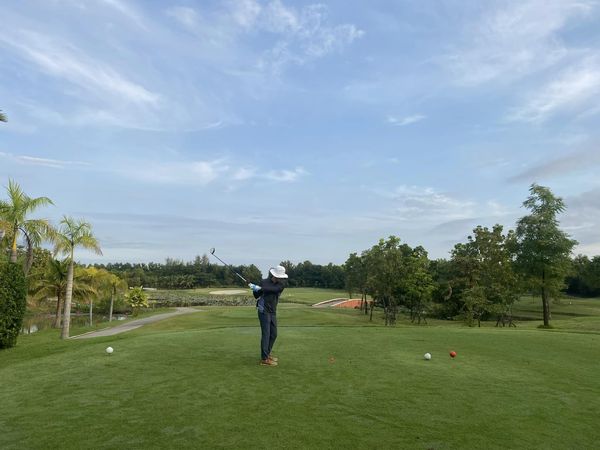 สนามกอล์ฟหริภุญชัย กอล์ฟคลับ 1 person golfing and golf course