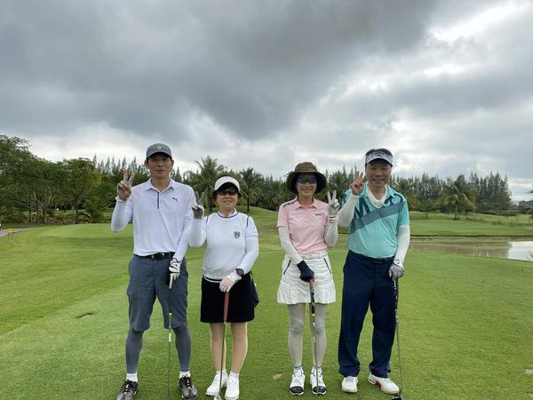 สนามกอล์ฟหริภุญชัย กอล์ฟคลับ 4 people people golfing and golf course