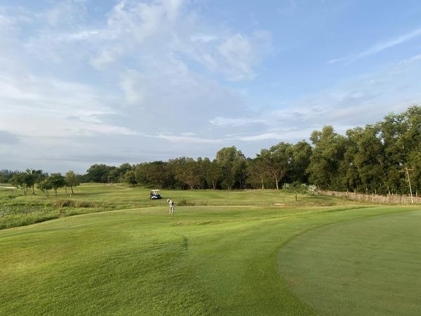 สนามกอล์ฟหริภุญชัย กอล์ฟคลับ 1 person golfing golf cart and golf course