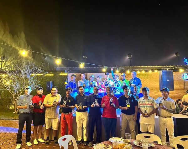 สนามกอล์ฟหริภุญชัย กอล์ฟคลับ 8 people and people golfing