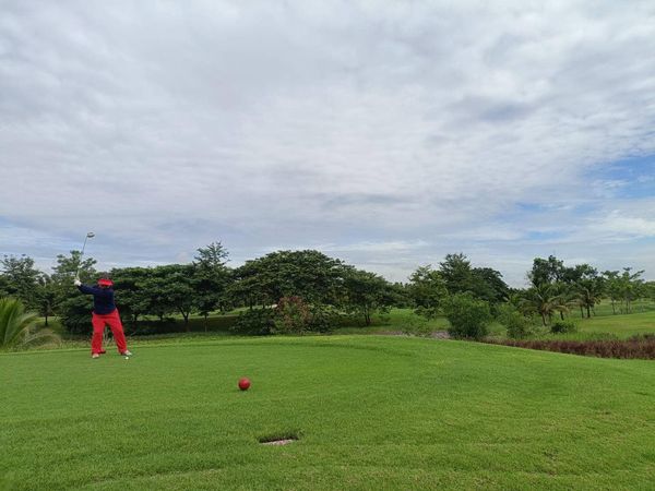 สนามกอล์ฟหริภุญชัย กอล์ฟคลับ 1 person golfing and golf course