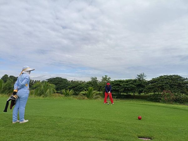 สนามกอล์ฟหริภุญชัย กอล์ฟคลับ 2 people people golfing and golf course