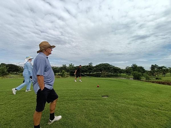 สนามกอล์ฟหริภุญชัย กอล์ฟคลับ 3 people people golfing frisbee golf course and grass