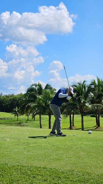 สนามกอล์ฟหริภุญชัย กอล์ฟคลับ 1 person golfing and golf course