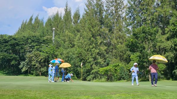 สนามกอล์ฟหริภุญชัย กอล์ฟคลับ 7 people people golfing golf cart and golf course