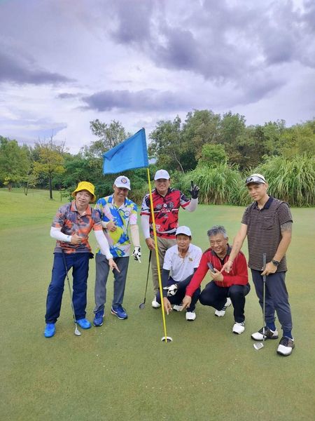 สนามกอล์ฟหริภุญชัย กอล์ฟคลับ 5 people people golfing and golf course