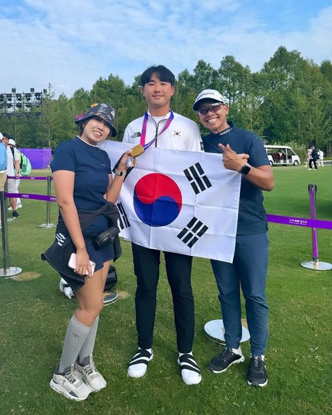 Alpinegolfresort Chiangmai 5 people people golfing and text