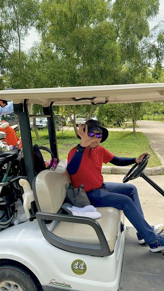 สนามกอล์ฟหริภุญชัย กอล์ฟคลับ 1 person golfing golf cart and golf course-4
